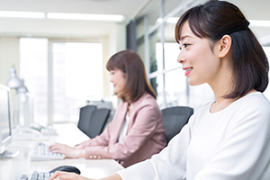 データ入力する女性