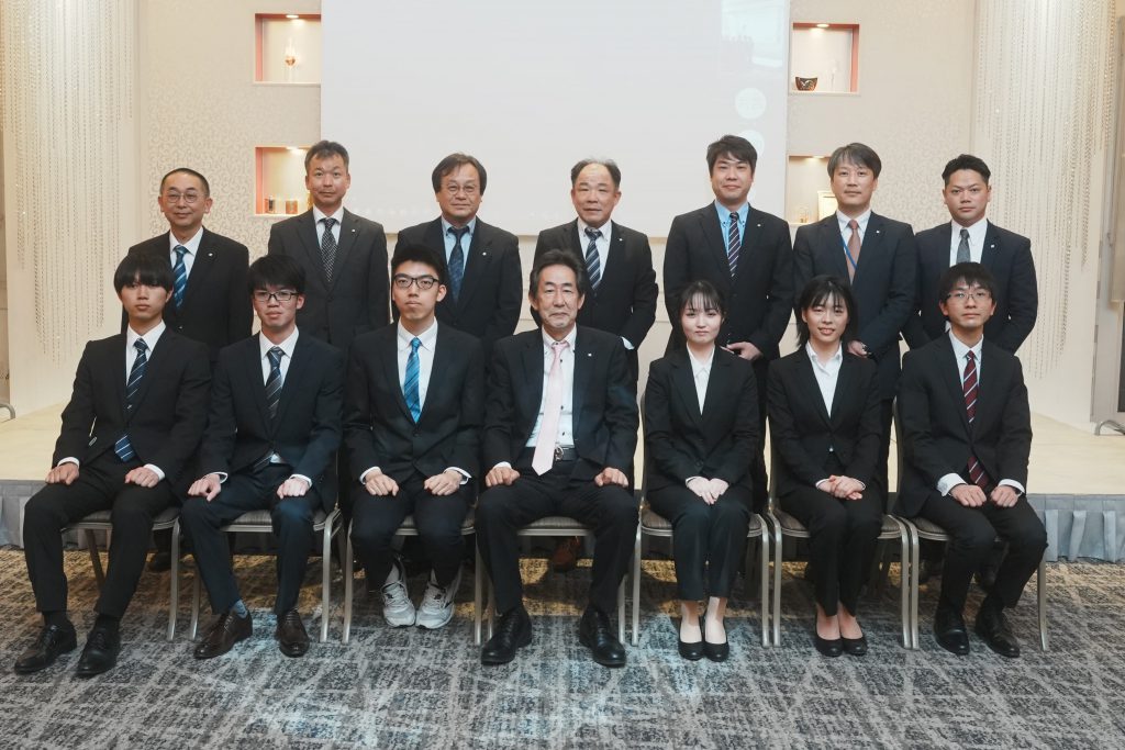 《新入社員・役員集合写真》